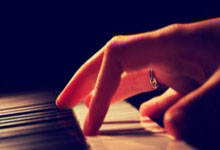 狗万体育:看台上被停赛的贝林厄姆携女友一起观看皇马比赛.